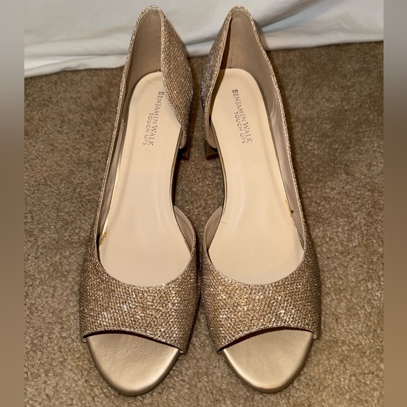 🆕 Benjamin Walk Touch Ups Joy 41 10.5 M Gold Glitter Open Toe Wedge Pumps Heels - Picture 1 of 8